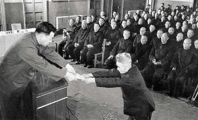 宋希濂被特赦后，周总理亲自道歉，1985年在机场给陈赓遗孀塞钱 - 1