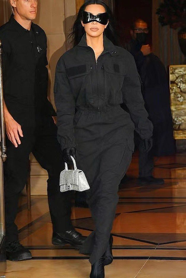金卡戴珊的蝙蝠女造型好酷拎35万元的手提包，倒三角身材扭成S型 - 11