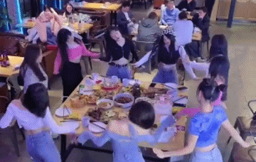 搞笑GIF趣图:小姐姐们跳的舞是古老而神秘的餐前仪式吗？ - 3