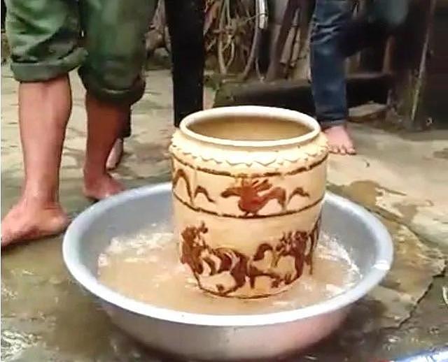 2018年农民锄草时意外挖出一个古董罐子，1天后竟卖出4亿越南盾 - 5