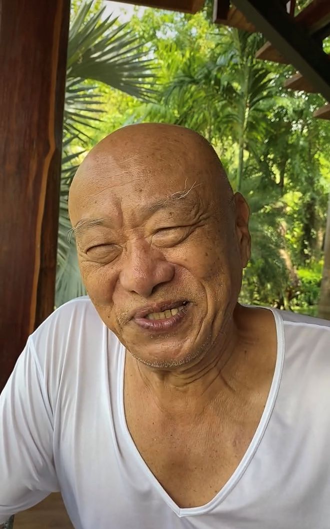 77岁凌峰定居泰国曝近况，大口吃33元简餐精神佳，说山东话显亲切 - 3