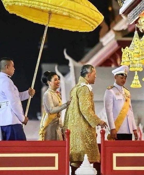 泰国帝后夫妇晒新年贺卡！69岁国王面色红润，帕公主姐弟海边度假 - 6