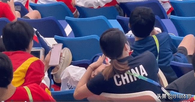 团宠!全红婵和师姐赖诗韵一起看比赛,躺在师姐怀中享受面部护理 - 4
