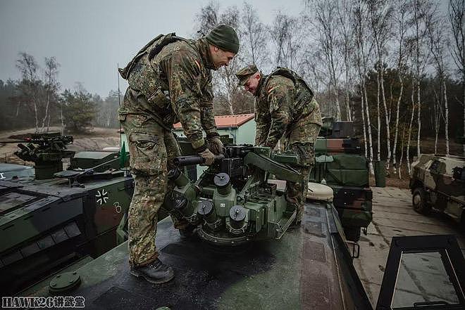 德军第371掷弹兵营战术训练 开装甲车给新兵练胆 专用设施很夸张 - 4