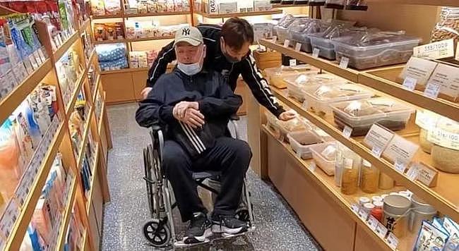 68岁港星患脑退化！记忆衰退出行靠轮椅，举目无亲只能住养老院 - 1
