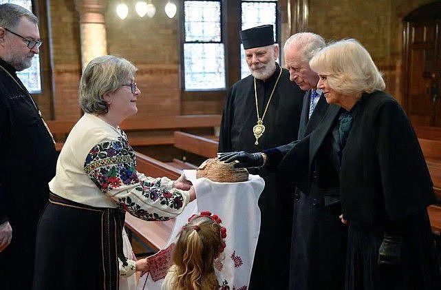 卡米拉安慰哭泣的乌克兰大使夫人！穿披肩气场全开，越发像王后了 - 9