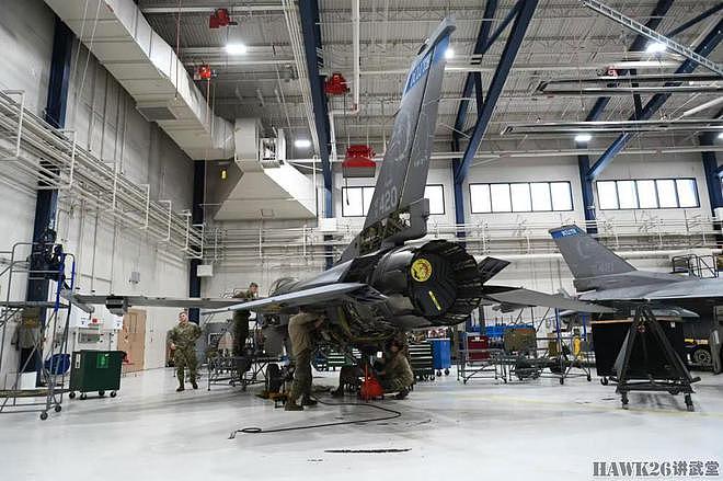 图说：F-16战斗机发动机拆装全过程 机械师全神贯注 需要极端细心 - 1
