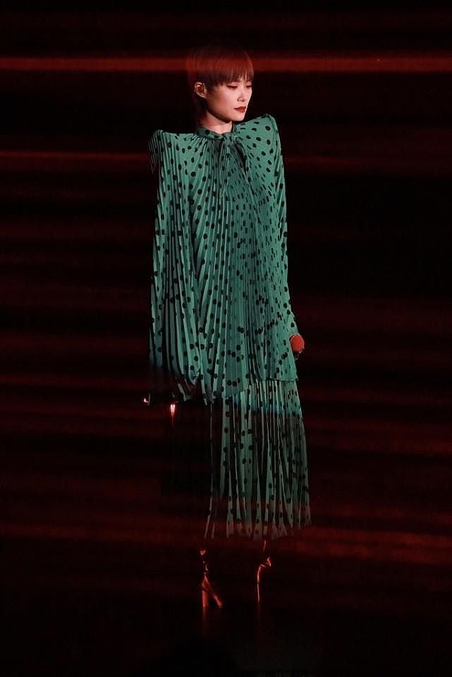 李宇春穿裙装的品位“有点迷”，绿色长裙加夸张垫肩，前卫过头了 - 2