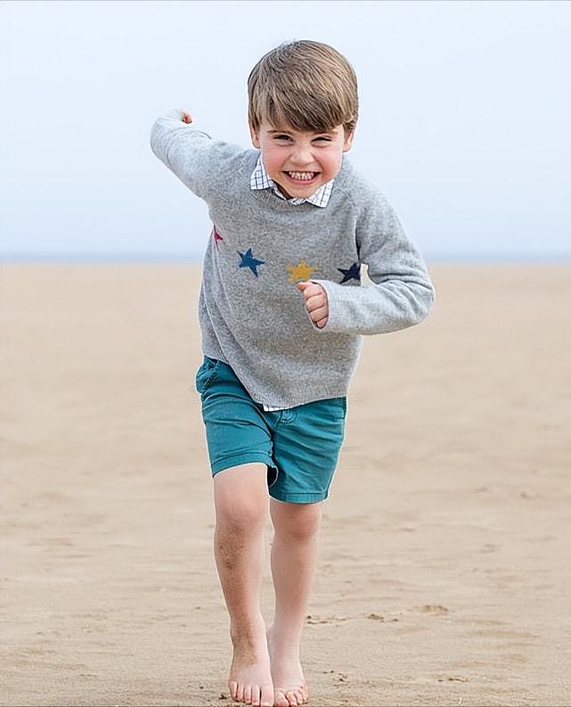 路易王子4岁生日照来啦！穿灰毛衣成小帅哥，长得像外公比乔治帅 - 2