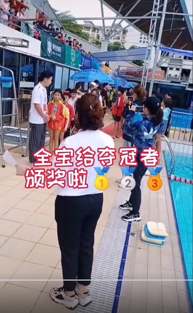 光速!全红婵为广东省青少年跳水冠军颁奖,去年她夺5金1银上台领奖 - 5