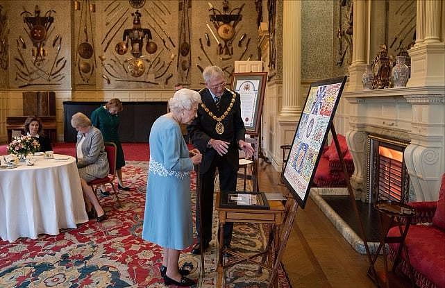 95岁英国女王庆祝登基70周年！穿斗篷大衣亮相，拄着拐杖消瘦好多 - 12