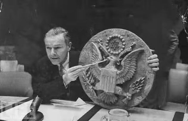 苏联金唇窃听器：隐藏在国徽雕塑里，美国大使被监听七年一无所知 - 2
