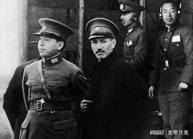 张学良被软禁后，一个高级将领找到蒋介石：若你敢动他，我就动你 - 1