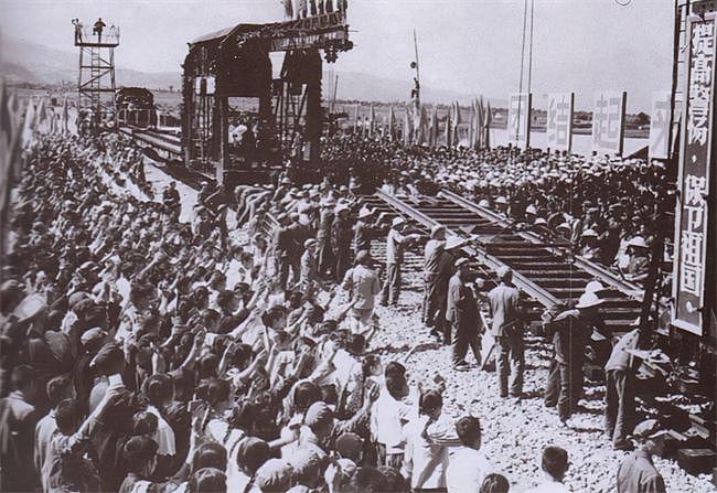 1965年，成昆铁路因耗资过大被迫停工，毛主席：拿我的工资去修 - 4