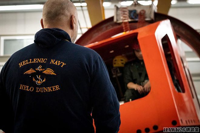 美军借用希腊海军航空兵训练基地 直升机组“浸水”练习逃生本领 - 8