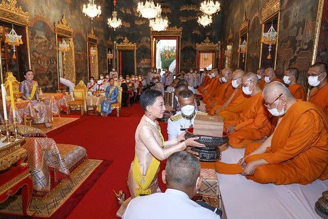 泰国王室的“三朵金花”齐亮相！苏提达穿银裙，大小公主风情万种 - 8