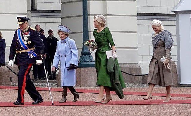 50岁荷兰王后闪耀挪威！为了斗艳硬穿晚礼服，穿一字肩绿裙好高贵 - 13