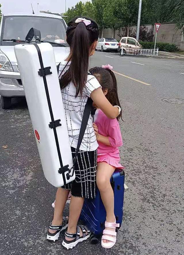 岳云鹏与小女儿遛狗散步，戴帽遮光头造型，妻子在身后拍照太温馨 - 15