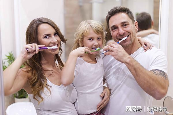 全国爱牙日：刷牙前牙膏需不需要沾水？刷牙的3个误区，可得记牢 - 1