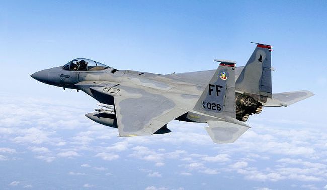 美军强悍F15战机 曾爬升万米高空打下卫星 - 4
