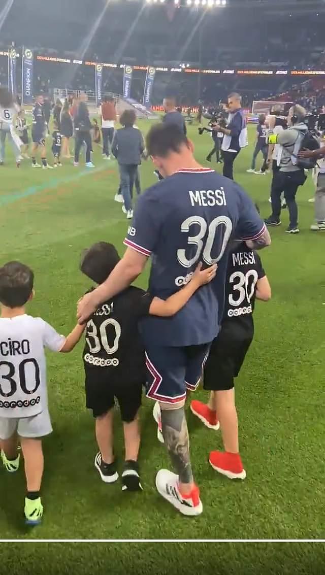 4个梅西!梅西父子参加夺冠庆典,蒂总麻袋穿Messi球衣希罗独穿Ciro - 6