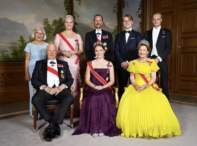 欧洲王室4位未来女王世纪同框！荷兰公主160斤吸睛，挪威公主好看 - 3