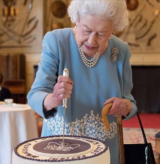 95岁英国女王庆祝登基70周年！穿斗篷大衣亮相，拄着拐杖消瘦好多 - 8
