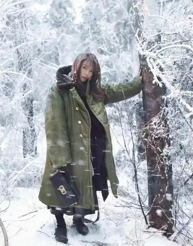 刘涛重回巅峰！新剧开播大爆火，她穿军大衣在雪地凹造型没翻车 - 8