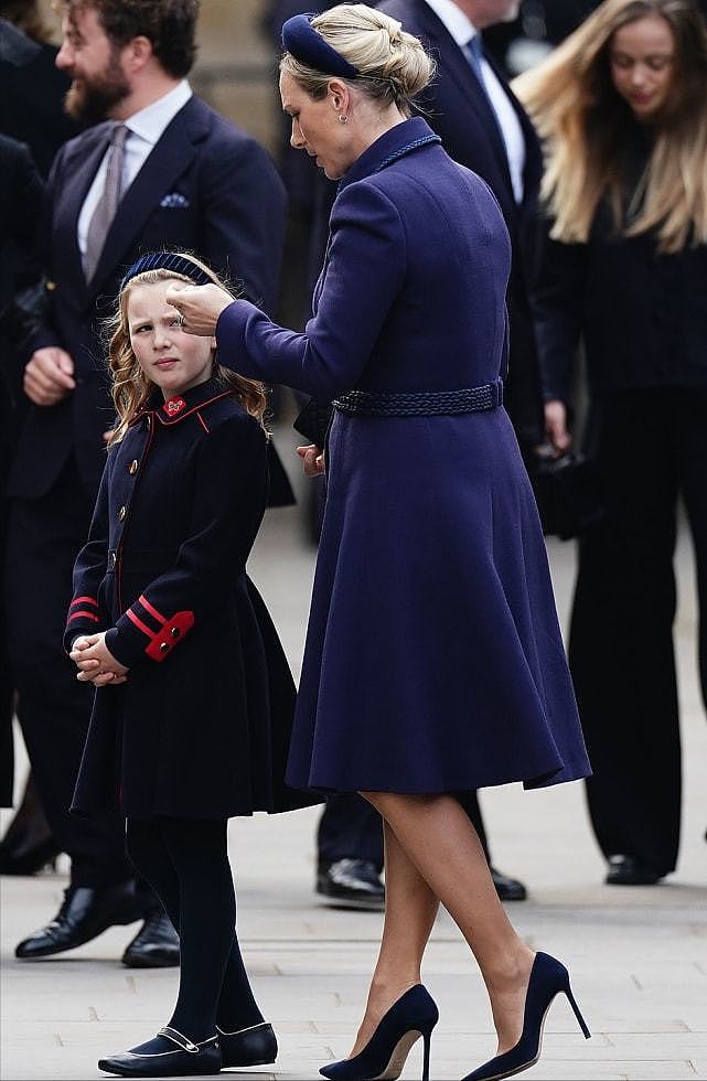 英女王的曾孙女们齐聚抢风头！8岁米娅比夏洛特还吸睛，笑得好甜 - 7