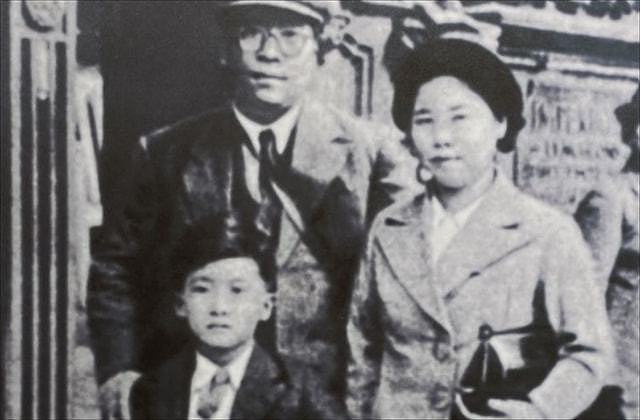 1949年杨虎城被埋于戴笠家中，面部被淋硝镪水，身旁是爱妻骨灰盒 - 11