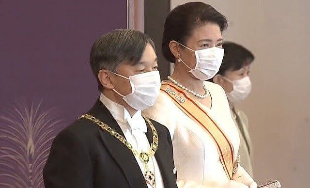 日本公主成年后参加皇室活动！无袖裙暴露粗胳膊，还是全家福养眼 - 5