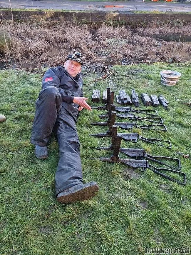英国“磁铁渔夫”晒意外收获 六支斯登冲锋枪出水 每支1000英镑 - 2
