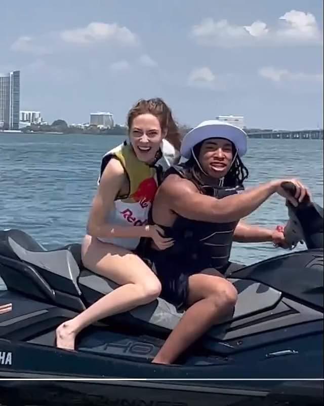 火辣!谷爱凌穿比基尼迈阿密海滩度假,抱紧黑人小哥疯玩水上摩托艇 - 12