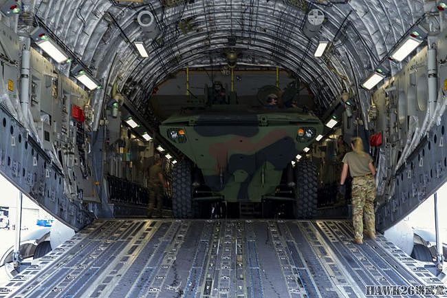 美国海军陆战队两栖战斗车辆ACV空运演习 女兵引导驶入C-17货舱 - 8