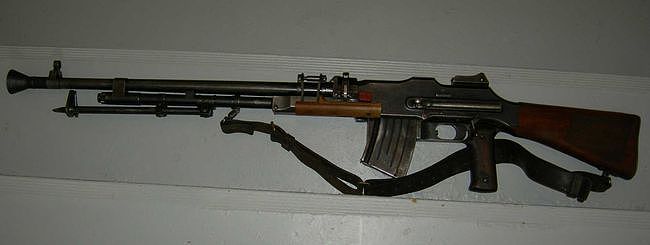 虽名为自动步枪但在使用时却作为轻机枪使用的勃朗宁自动步枪 - 9