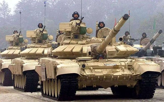 15式轻型坦克的105毫米坦克炮能否击穿T-90S？萨沙问答第91集 - 5