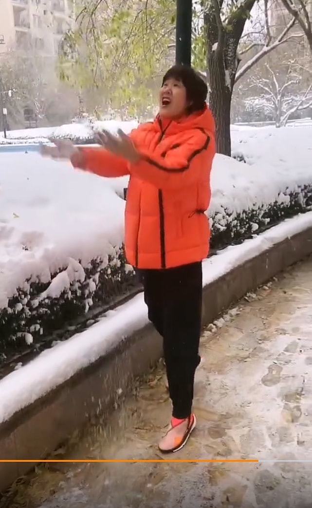 少女感十足!郎平北京初雪后小区玩雪球打雪仗,请大家吃雪包的饺子 - 7