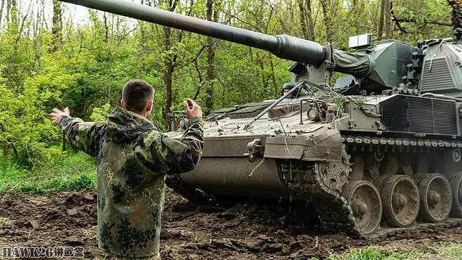 乌克兰PzH2000自行榴弹炮罕见亮相 树林中秘密休整 补充弹药 - 1