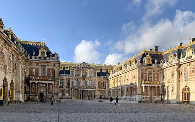 奢华的法国凡尔赛宫内都是随地大小便？1682年5月6日宫廷迁往郊区 - 12