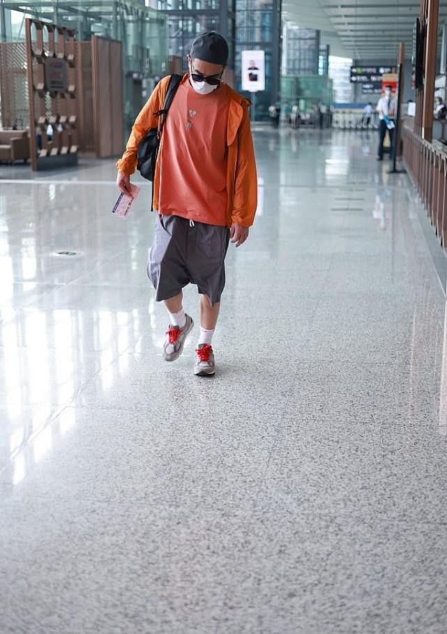 陈小春真是大湾区潮男，橘色T恤配灰色工装裤，鲜亮有型挺可爱的 - 3