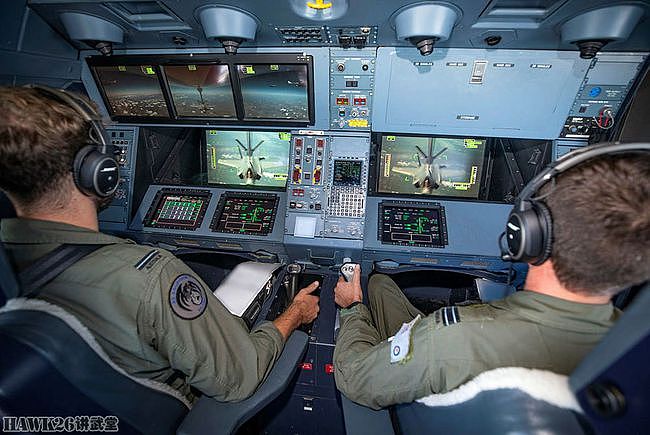 澳大利亚北领地首次部署F-35战机 加油机伴随行动 操作员配3D眼镜 - 4