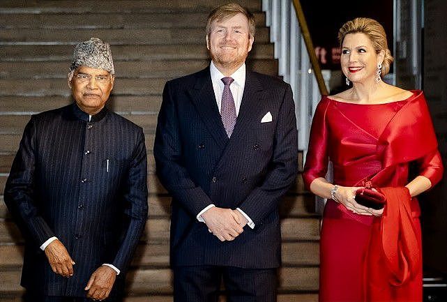 印度总统夫妇访问荷兰！荷兰王后一身红色好惊艳，印度夫人逊色了 - 3