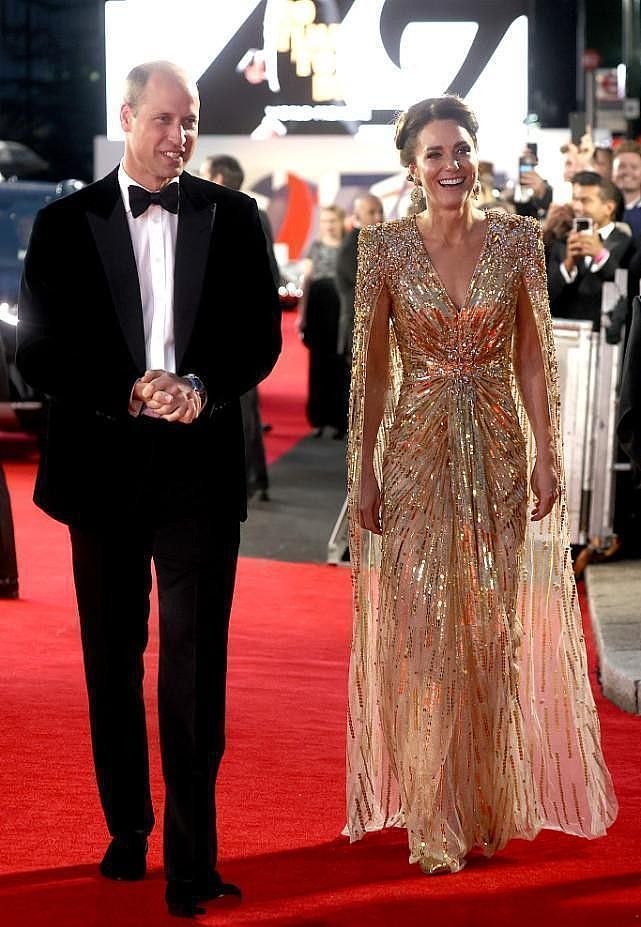 凯特王妃与丹麦王妃同框，示范长外套的高级穿法，优雅知性不过时 - 10