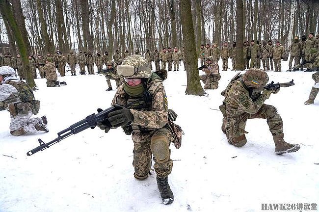 乌克兰领土防卫部队有多缺武器？转盘机枪再战江湖 训练用纸板枪 - 10