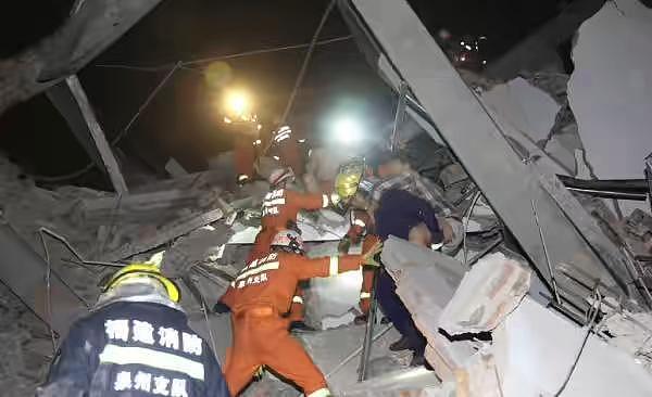福建泉州一酒店倒塌，被困人员约70人 - 1