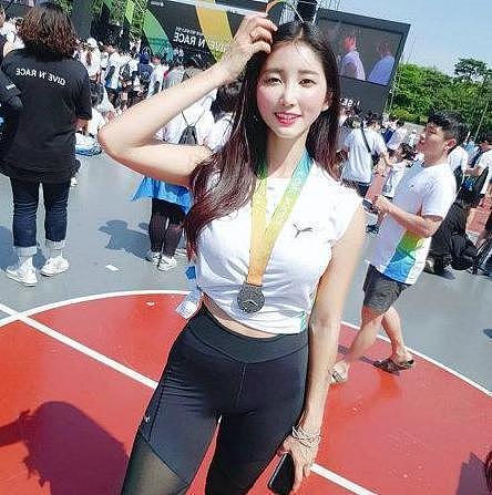 韩国健身美女，从不控制饮食身材圆润，网友：一身懂事肉 - 4