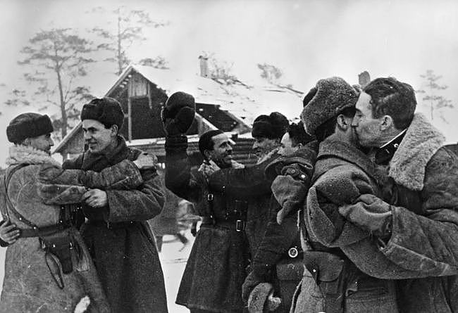 列宁格勒惨遭围困粮食短缺，为何德军久攻不下？拉多加湖成了关键 - 9