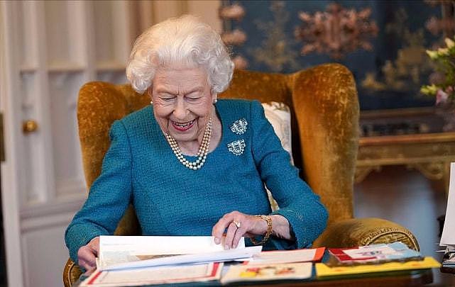 95岁英国女王庆祝登基70周年！穿斗篷大衣亮相，拄着拐杖消瘦好多 - 14