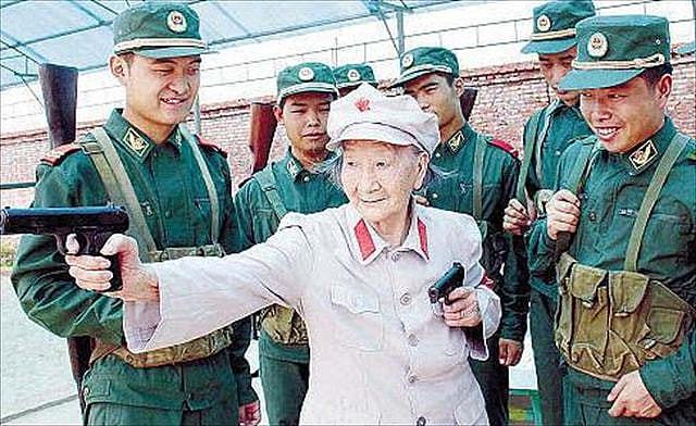 王泉媛：阻击马步芳被俘，45年后和副国级夫重逢，拍下唯一合照 - 8