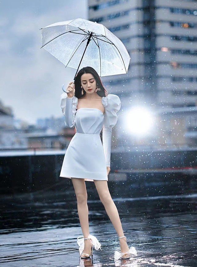 热巴久违的名场面曝光！穿白色礼服站在雨天里，打塑料伞有奢华感 - 8